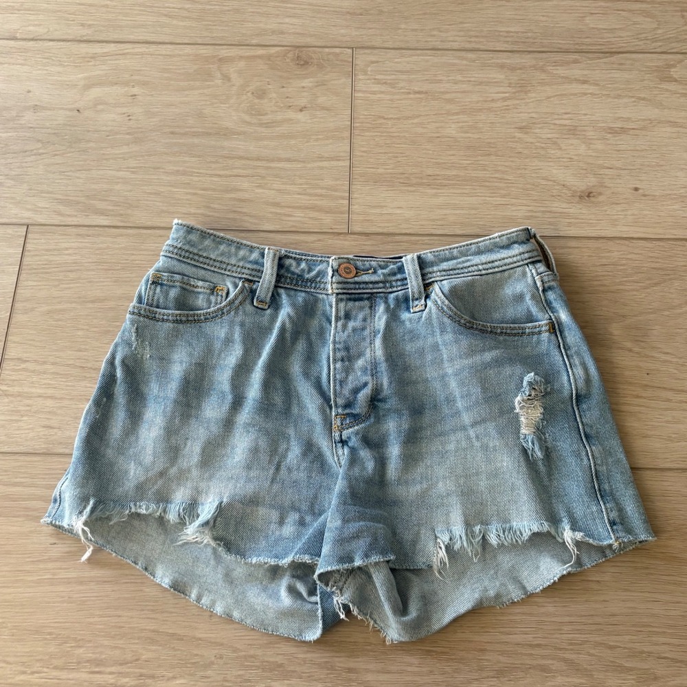 Hollister High Rise Mom Shorts Light Wash Button Fly Distressed Size 3 W26